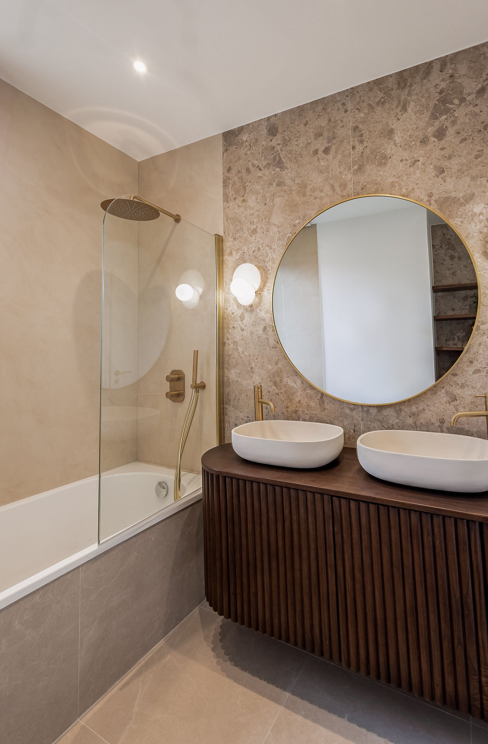 Rénovation d'une salle de bain dans une maison dans les Landes suite à un projet par une architecte d'intérieur spécialisé dans les travaux haut de gamme et durable.