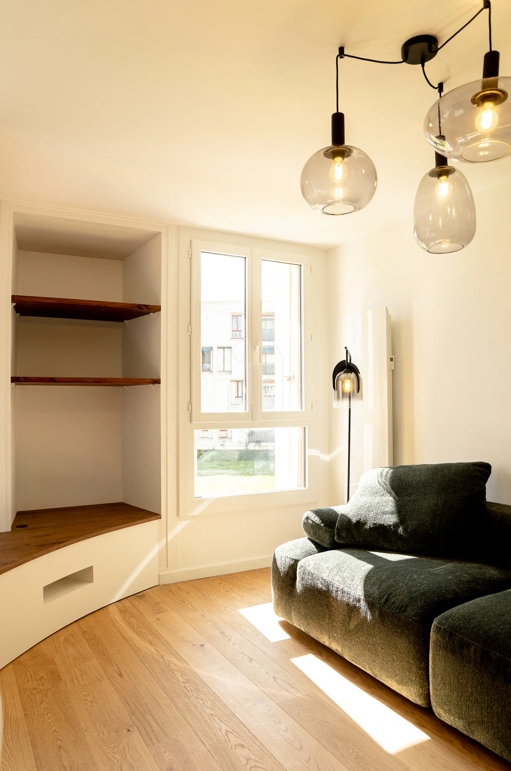 Salon avec mobilier sur mesure pour le chantier Off-White à Bayonne - Maison Pojem